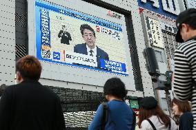 Shinjuku Alta Vision broadcasting the lifting of the state of emergency.